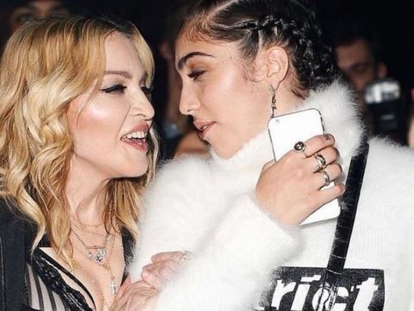 “Иконы эпатажа”: Мадонна с дочерью вышли в свет в дерзких нарядах (ФОТО)