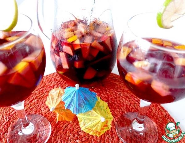 Испанский напиток из фруктов и вина "Сангрия"