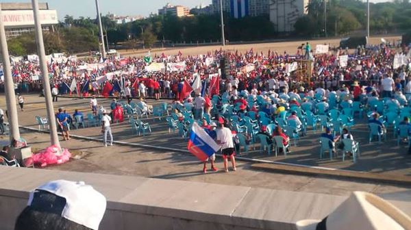 По улицам Гаваны пронесли российский флаг с символом Z